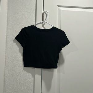 Black cropped tee